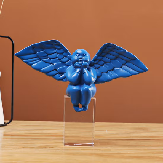 Estatua de ángel bebé regordete de resina sobre base de cristal